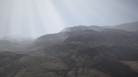 Sonnenstrahlen-Vor-Der-Kulisse-Der-Berge